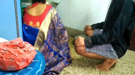 Hintli baldız mutfakta kayınbiraderi tarafından terkediliyor