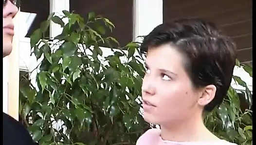 Genç kız büyük bir kazıkla götünü siktiriyor. Tam bir filmi