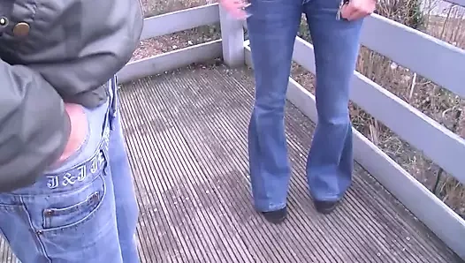 Kızıl saçlı küçük memeli orta yaşlı seksi kadın büyük yarağı yalıyor emiyor