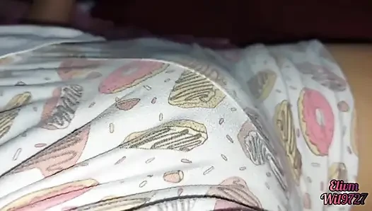 Üvey kız kardeş amını okşamak için bacaklarını açıyor