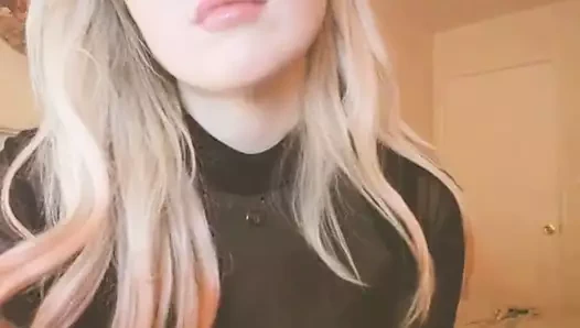 Sıcak sarışın kızdırdığı musluklar içinde özel gösteri