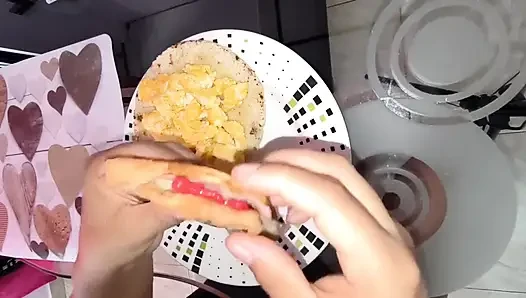 Giantess, küçük erkekler bu sabah kahvaltım