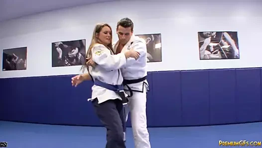 Karate kız çok güzel ve koçuyla sert seks yapıyor