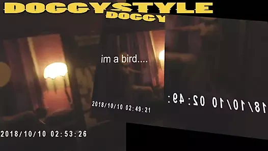 Oldukça perked göğüsler ince seksi milf. eğilmeyi sever.