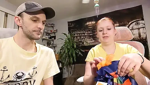 İstek Listesi Hediyeleri 9 - Kırmızı Korse Ve Siyah Vinil Elbise Kutu açılıyor Ve Mastürbasyon