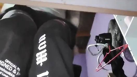 Masanın altında mastürbasyon