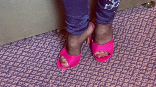 Bayan olgun ayaklar kokmuş eski siyah iş taytını giyiyor