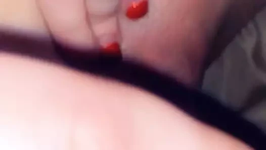 Kızıl saçlı prenses oyuncakla oynuyor