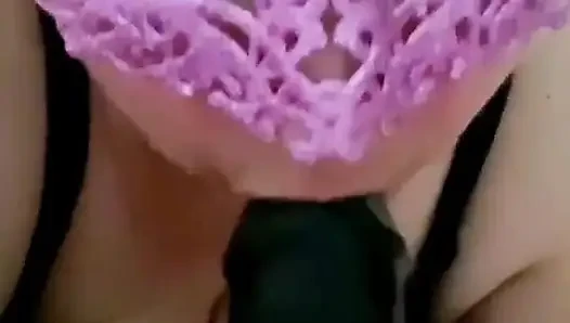 Oral seks uygulaması büyük zenci yarağını emiyor