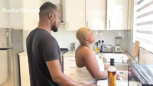 Hile ev hanımı sikikleri ona asılı sürücü