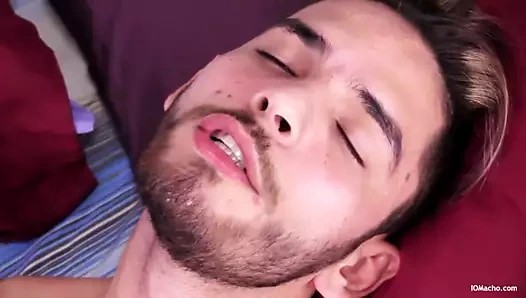 Latin çocuk yashiro etini dövüyor