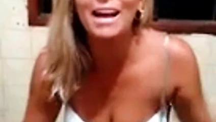 loira mostrando a teta