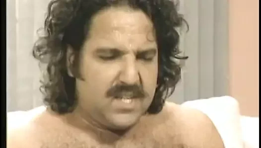 Muhteşem kızlarla ateşli dörtlü seks yaparken inliyor