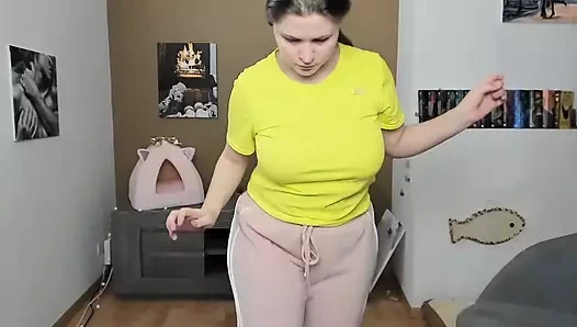 Şişman şişman - kıvrımlarımı ölçüyor ve küçük kıyafetler deniyorum