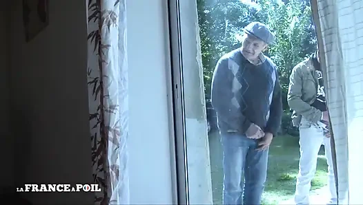 Muhteşem sarışın bazı yaşlı adamlar gözetlerken sikiliyor