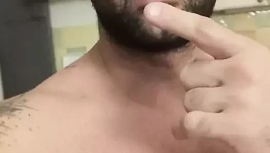 Heteroseksüel adam götünü gösteriyor