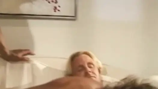 Güzel eş değiştiren ev hanımı sert sikiliyor