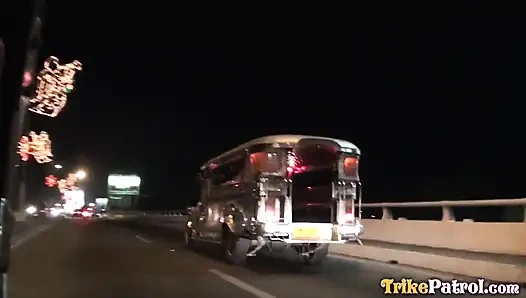 Asyalı ayakta strumpet ile sikişiyor