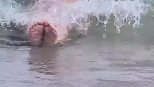 Çeşitli kayışlarla dolaşan kızın rastgele parçaları.