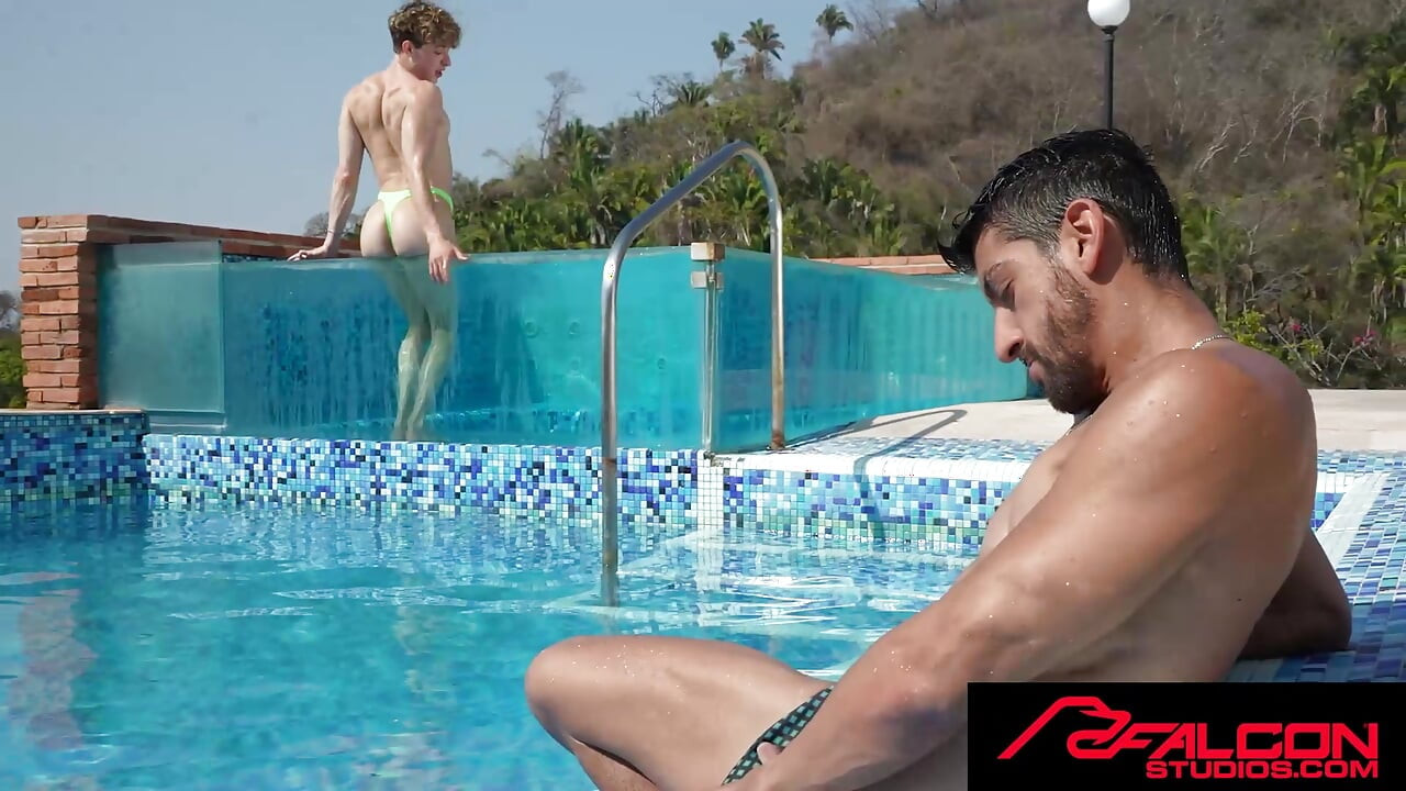 FALCON STUDIOS - Danny Fantasy cam asansörde Hunk Alessandro tarafından prezervatifsiz sikiliyor
