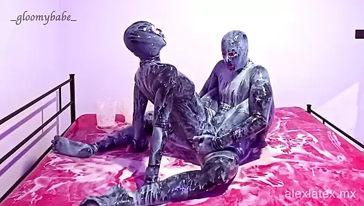 Yapışkan lateks oyunu t2, dağınık seks - kasvetli bebek