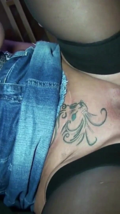 Эпический момент из "Немецкая мачеха с большими сиськами платит сексом уборщику окна"