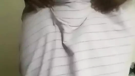 Hintli bayan yatak odasında mastürbasyon yapıyor