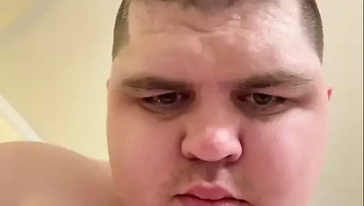 Şişman adam deliği gösteriyor ve büyük miktarda döl emiyor