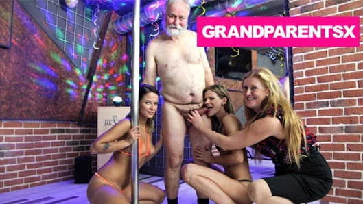 Noel Baba iki striptizciyi iki kez kontrol ediyor