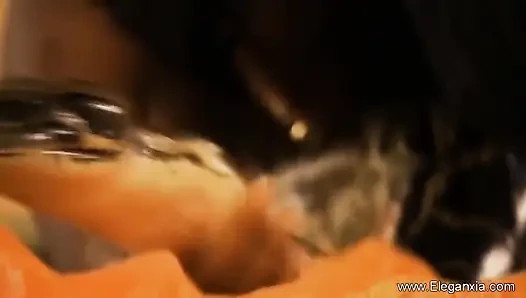 Egzotik Hintli genç kız farklı bir şeyle oynuyor