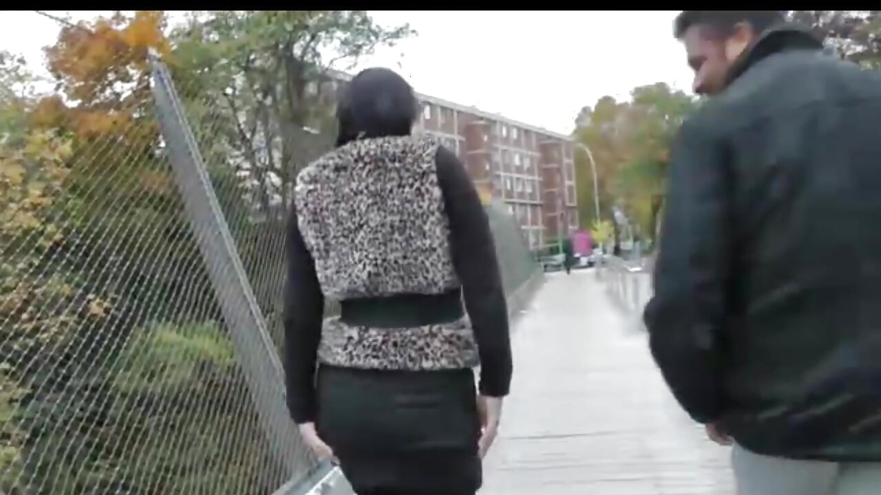 Düzgün vücutlu ve seksi esmer kadın zenci bir adama götünü parçalıyor