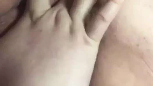 Küçük sıkı kıllı amcığım parmaklanıyor