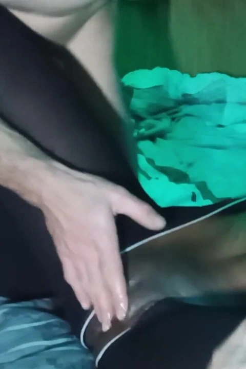 Güzel zenci kız, sıkı amcık ve büyük beyaz yarağa karşı, memeler ve klitoris ovuşturuyor, parmaklıyor, elleri bağlı ve gözleri bağlı