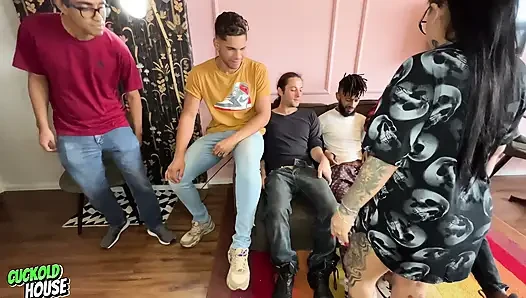 Yaramaz Kadın, Kocasını Aldatan Kadının 4 Arkadaşıyla Grup Seks Yapmak Için Temizlik Görevlerini Bırakıyor