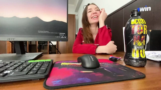 Kocamı patronumla aldattım, yüzüme boşalmanın tam videosu.