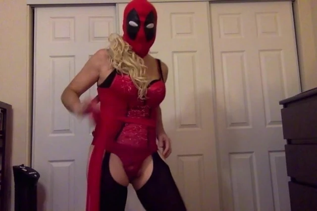 Bayan deadpool cosplay seksi tasha crossdresser tranny transeksüel