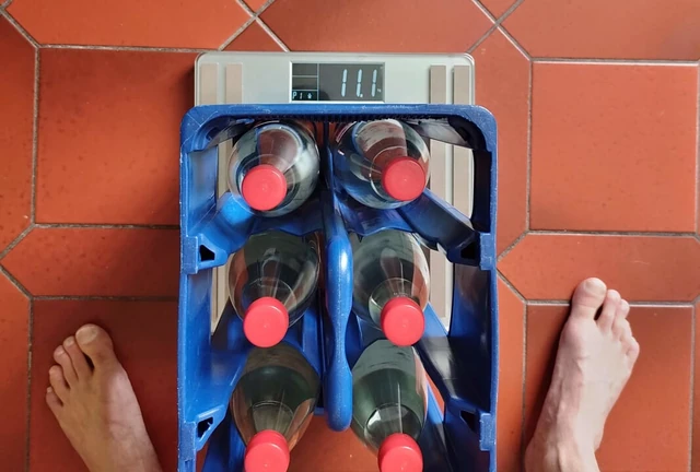 Я поднимаю коробку бутылок с водой с моими яйцами. Он весит около 11 кг.