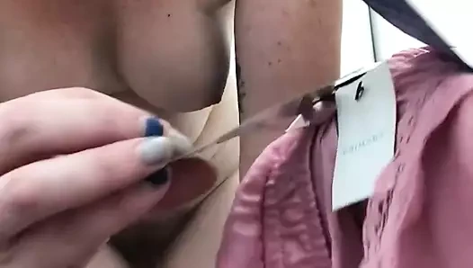 Çıplak! Her zaman komando olan yaramaz anne, bir hayır dükkanında potansiyel yeni kıyafetler deniyor