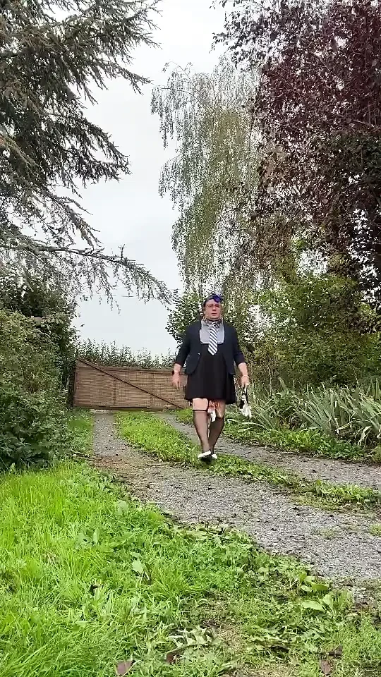 Akşam için siyah askılı etekle hızlıca giyindi