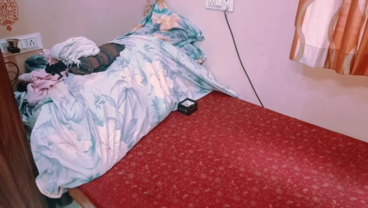 Hizmetçiyle aşk, büyük memelere bastırıyor, sigara içiyor ve seks yapıyor