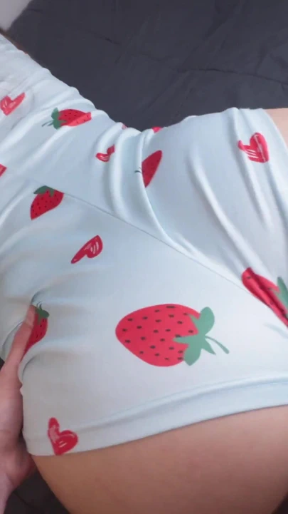 Porno izlerken yalnızdım: "üvey kardeşim, korkuyorum, yatağında kalmama izin ver" | Klip 2