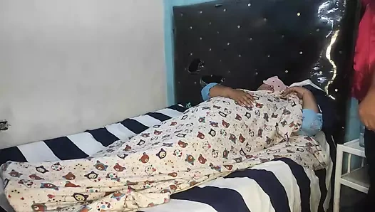 Üvey annemin odasına girerken çok kötü hissettiğini görüyorum ve daha iyi hissetmesi için ona iyi bir masaj yapmaya çalışıyorum