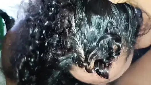 Sadakatsiz eş! Cuckold arkadaşına emir verir ve sapık onun penisini çıkarır. Sonunda onu emdim, o beni iyi sikti ve vajinama boşaldı