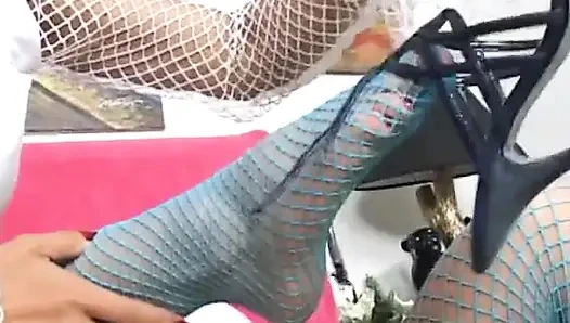 May-Lin Lanna'nın ayaklarını yalıyor