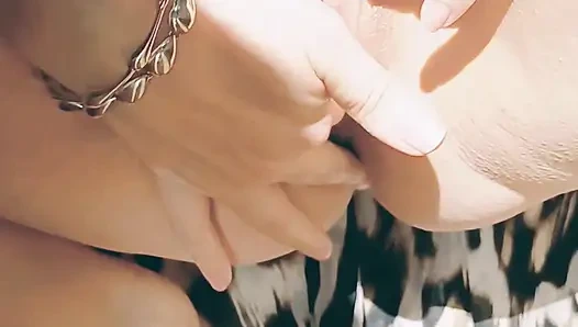 Azgın olgun çömeliyor, genişleyen amını açıyor ve parmaklıyor