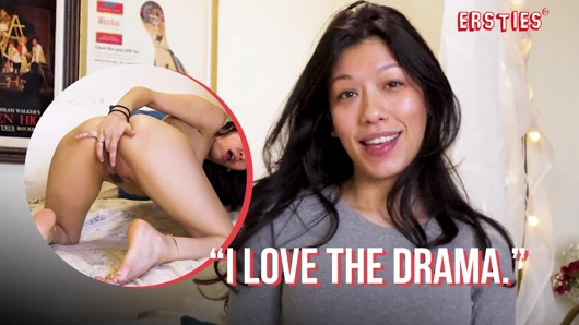 Ersties - Mia D kamerada yeni ve bizim için sıkı ve ıslak amını parmaklıyor