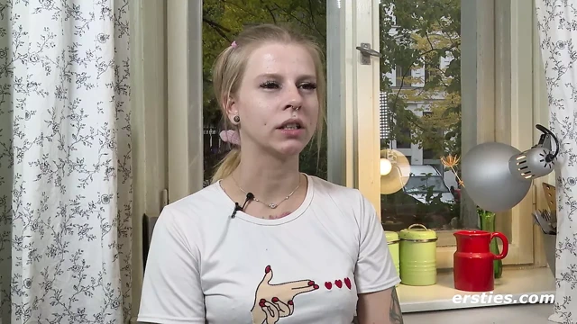 Ersties kız pixi kendini bir kalp şeklinde buttplug ile yapar