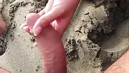Miry en la playa me hace una paja