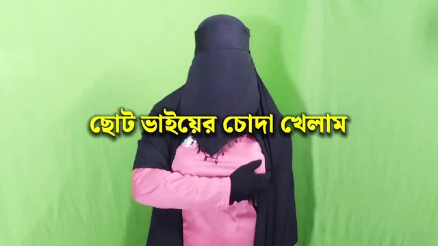 У моей возбужденной сводной сестры, жестко трахающей киску, есть сводный брат