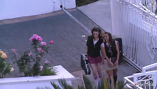 Meraklı kızlar evde yalnızken kontrolden çıkıyor